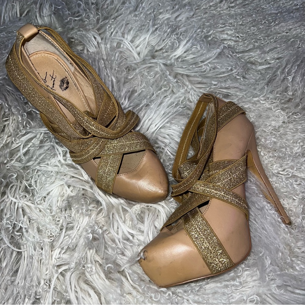 Colin Stuart Nude & Gold Elastic Heels